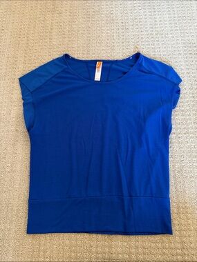 Lucy Short-Sleeve Performance Tee in Royal Blue sz M